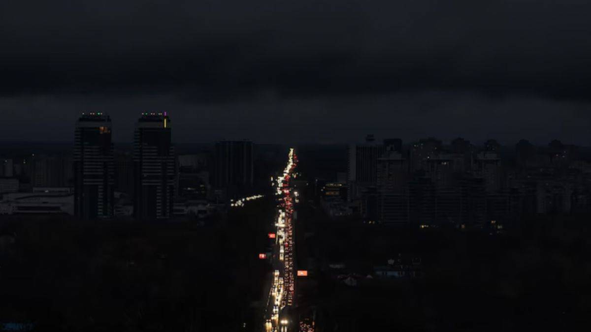 Ülke karanlığa gömüldü, milyonlarca kişi elektriksiz kaldı