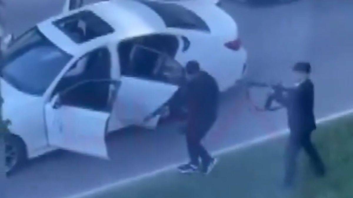 Düğüne giderken makineli tüfeklerle serbest atış