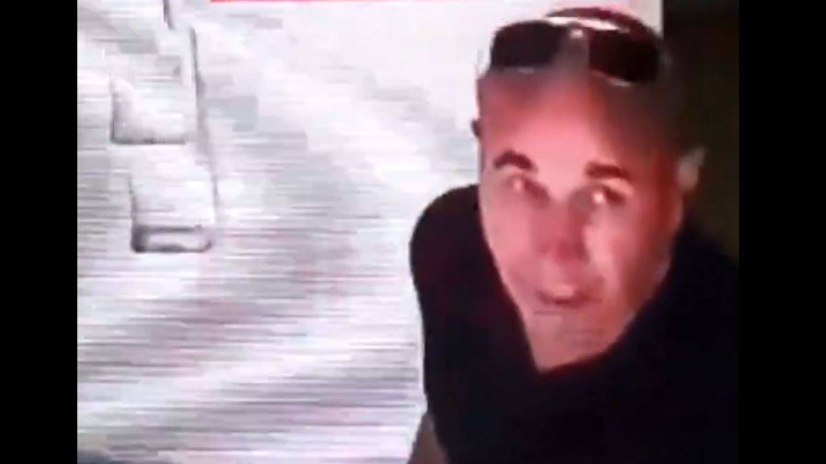 Lüks aracıyla gelip, cami tuvaletinden sabunluk çaldı