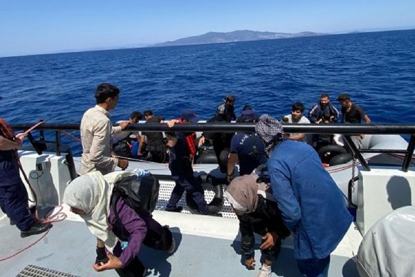 İzmir açıklarında operasyon: 43 göçmen yakalandı