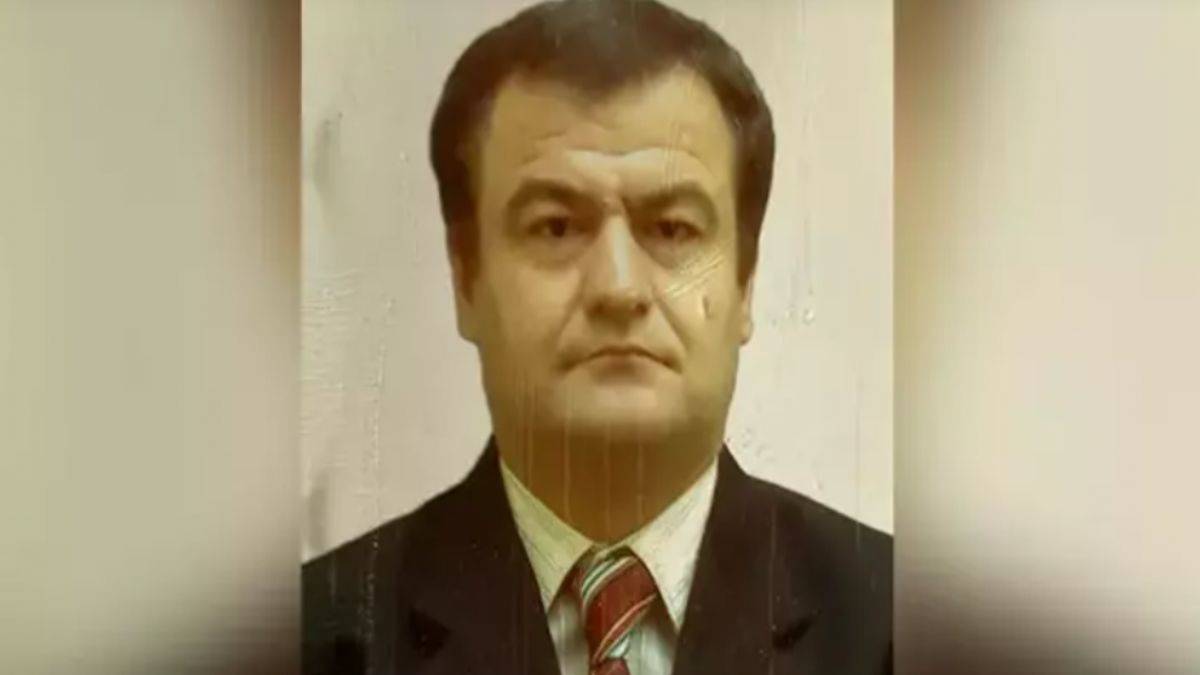 Babasının boğazını satırla kesip öldürdü