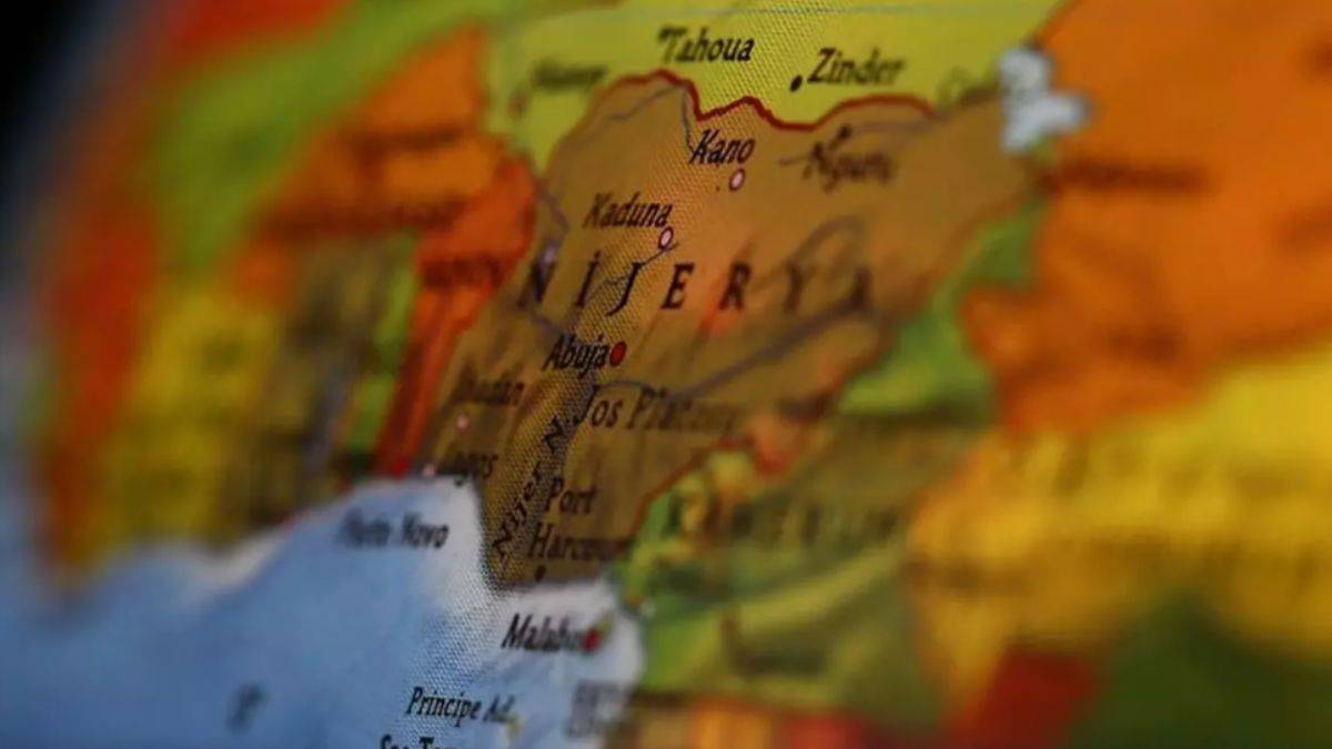 Tır cuma namazı kılanların arasına daldı