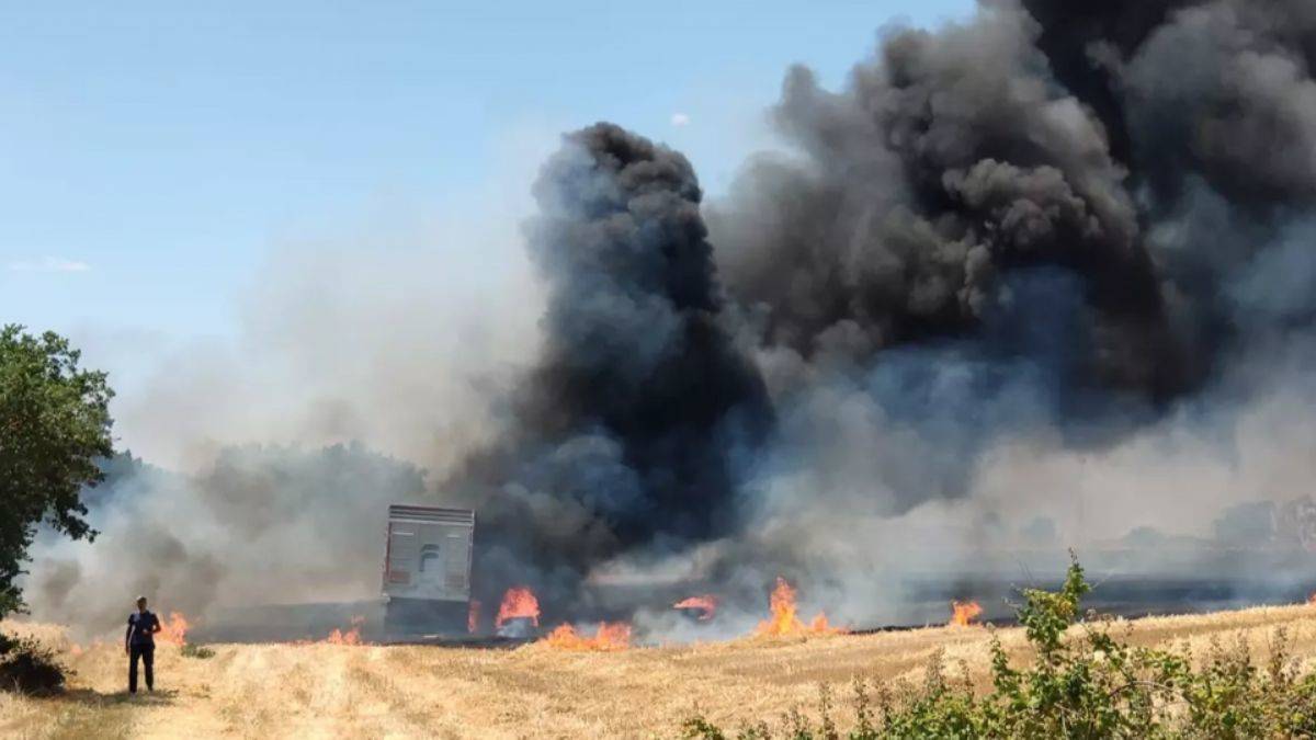 Buğday yüklü tır tarlada yandı
