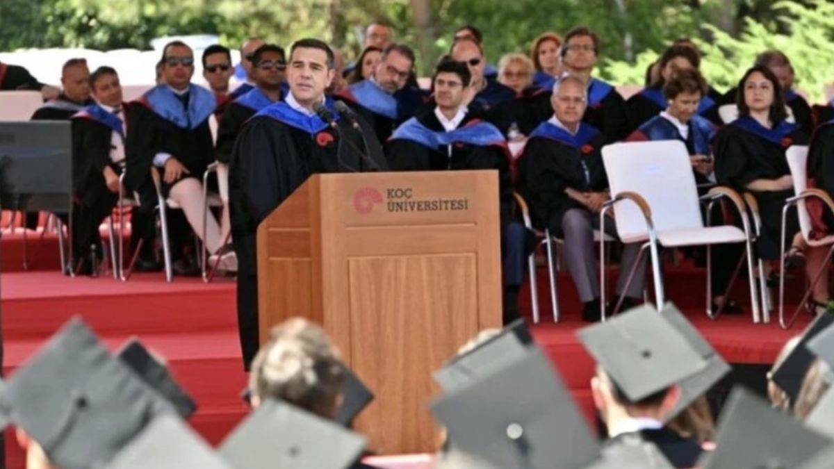 Koç'un sol sponsorluğu: Yerleri öpen başbakan