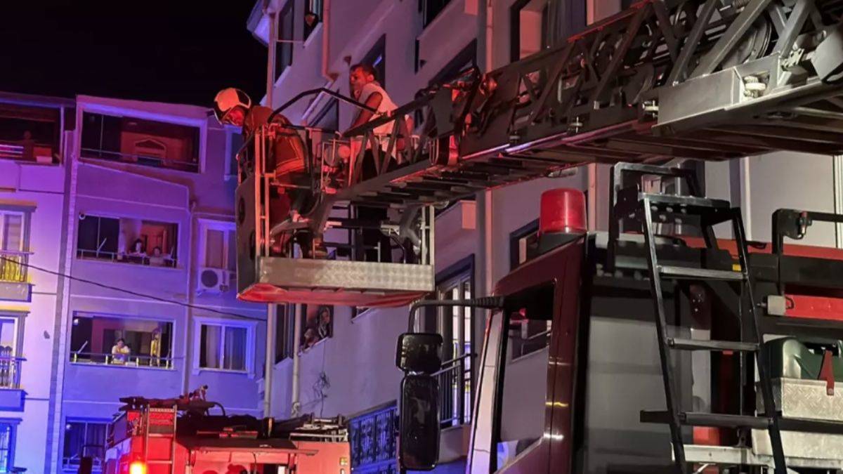 Bursa'da 4 katlı binada yangın
