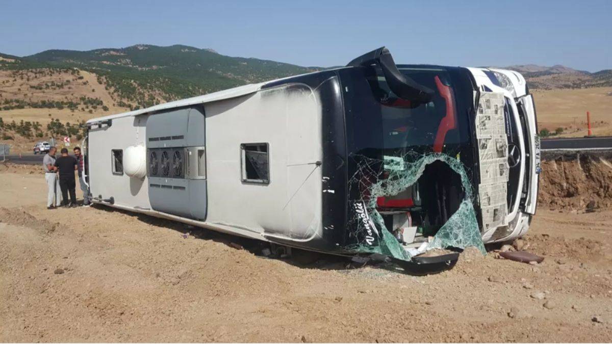 Bingöl'de yolcu otobüsü devrildi: Çok sayıda yaralı var