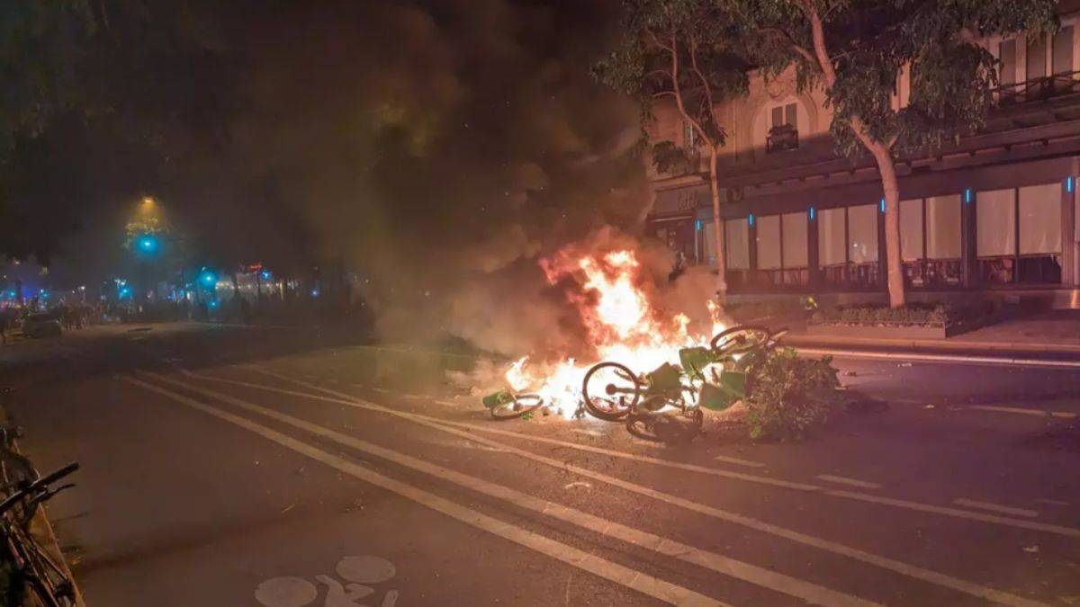 Fransa'da sokaklar seçim sonrası savaş alanına döndü!