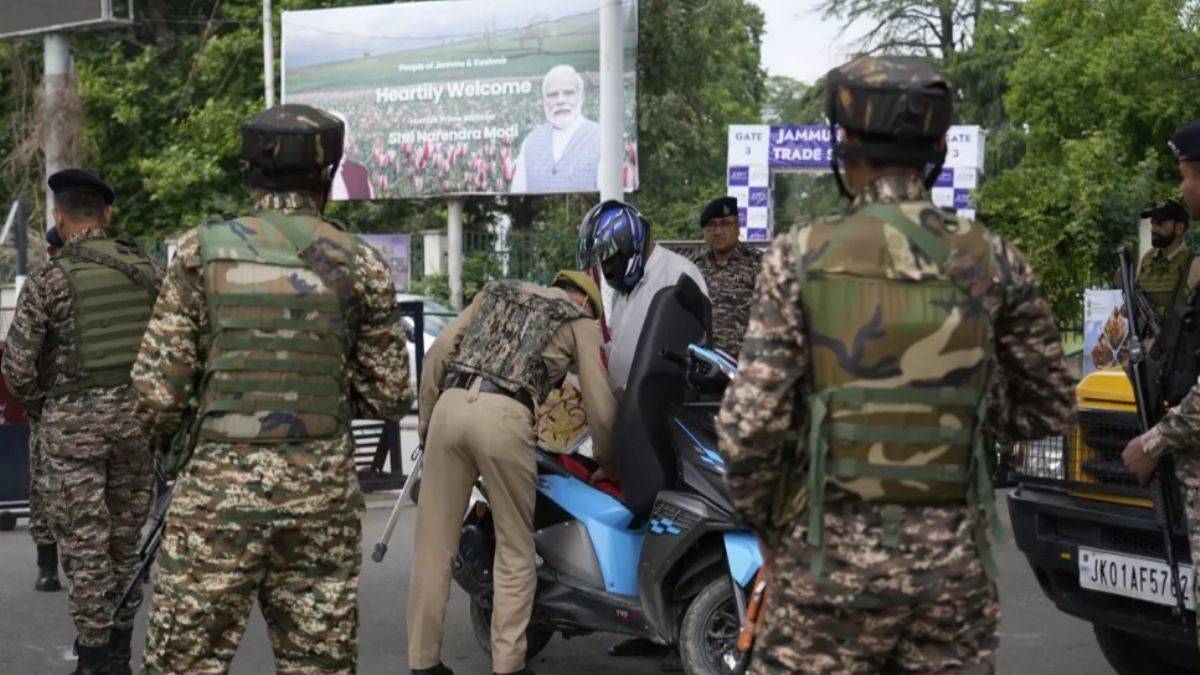 Cammu Keşmir'de direnişçilerle güvenlik güçleri arasında çıkan çatışmada 7 asker öldü