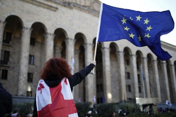 AB, Gürcistan'nın birliğe katılım sürecini askıya aldı