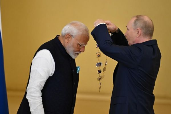 Putin'den Hindistan Başbakanı Modi'ye Aziz Andreas Nişanı