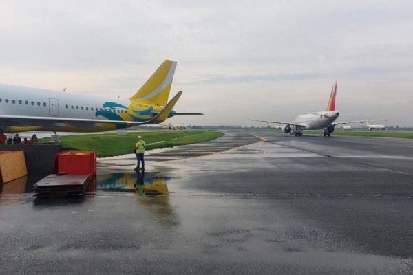Cebu Pacific uçağı taksi yolundan çıktı