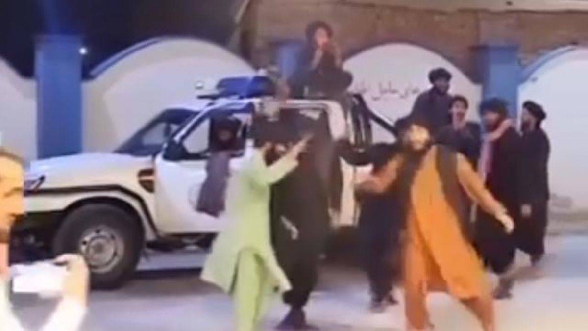 Taliban üyeleri dans ederken görüntülendi