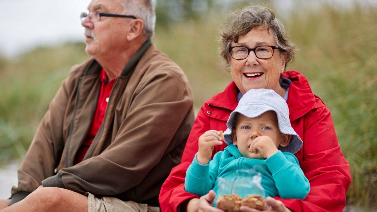 İsveç'te Büyükanne ve Büyükbabalara Bebek Bakıcılığı İçin Neden Para Ödeniyor?