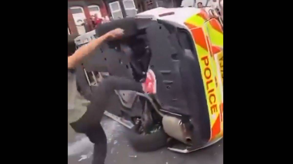 İngiltere karıştı! Polis öfkeli kalabalıktan kaçtı