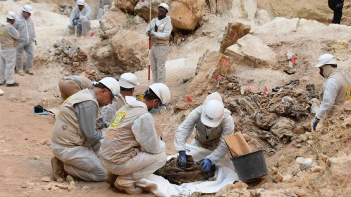 Telafer'de Türkmenler ailelerinin kalıntılarını bekliyor