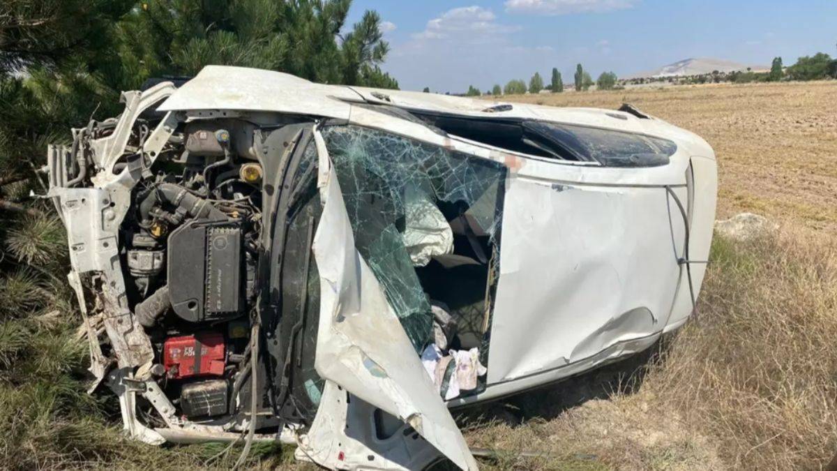 Otomobil şarampole devrildi!