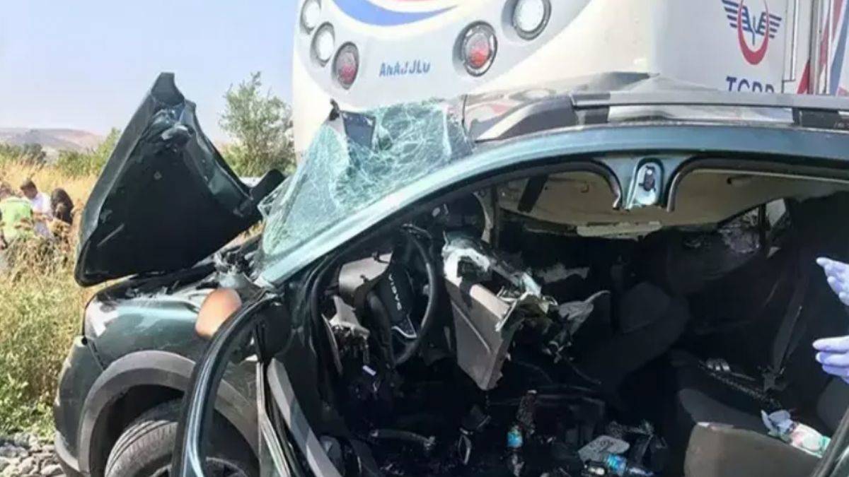 Yolcu treni otomobile çarptı: 3 ölü