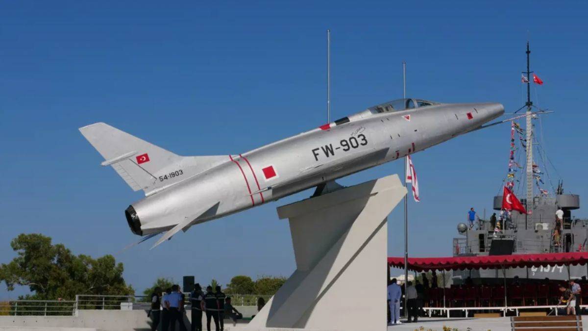 F-100 uçağı, KKTC'de anıt olarak sergilendi