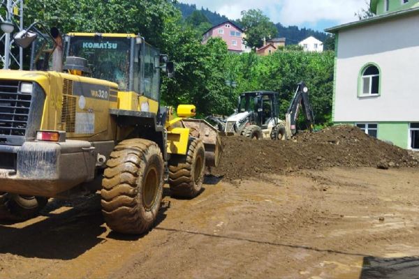 Selin vurduğu Trabzon'da cadde ve sokaklar temizleniyor