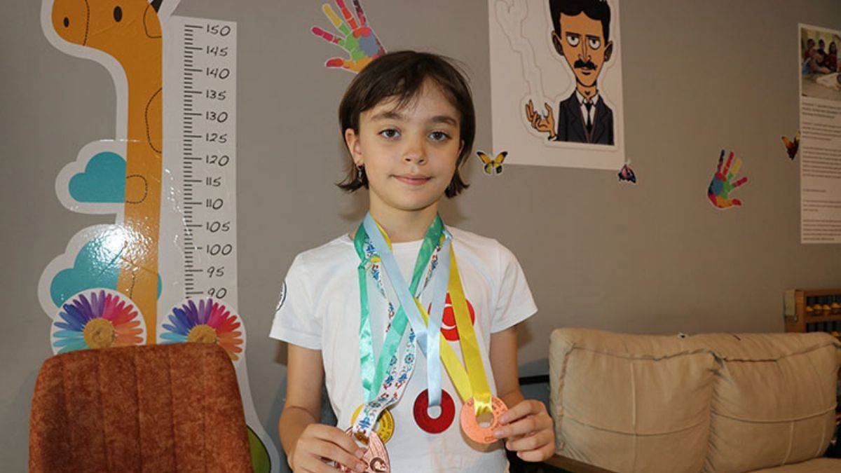 9 yaşındaki Mihrimah, Dünya Zeka Oyunları Şampiyonası'nda 4 madalya kazandı