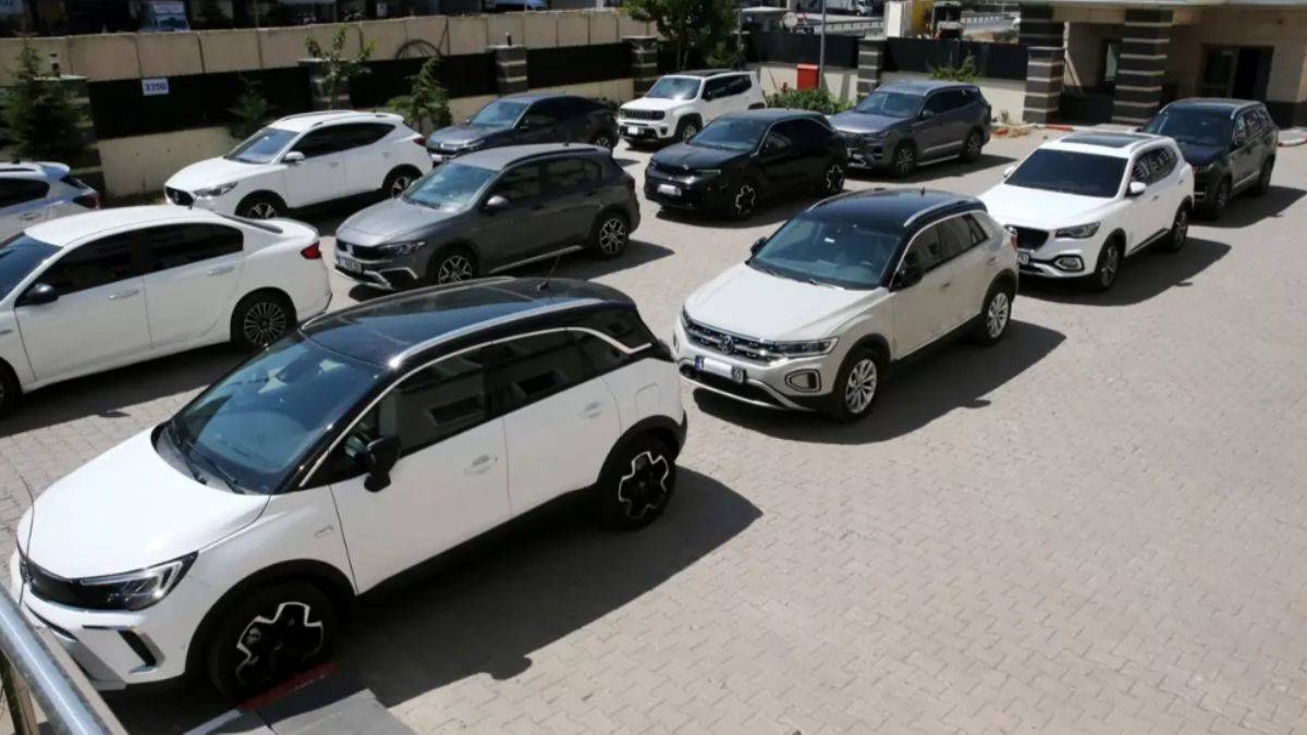 Sahte rapor karşılığında ÖTV muafiyetinden yararlanılarak alındığı tespit edilen 17 araca el konuldu