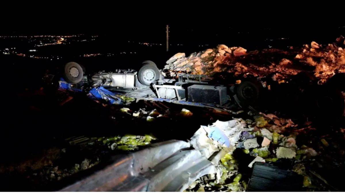 Kontrolden çıkan tır devrildi!