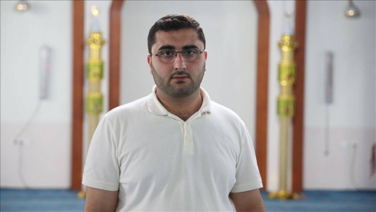Camide kendini bıçaklayan kişiyi engelleyen müezzin konuştu