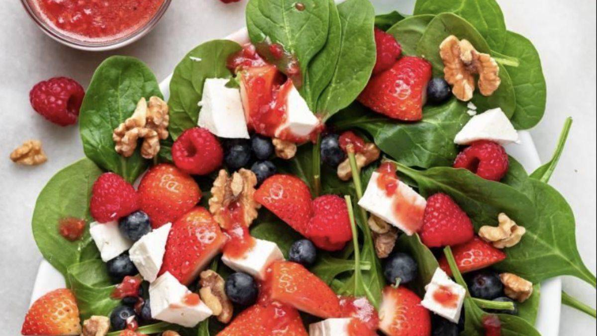 Çilekli ferah ve hafif yaz salatası | Yazın ne yesem, bugün ne yapsam?