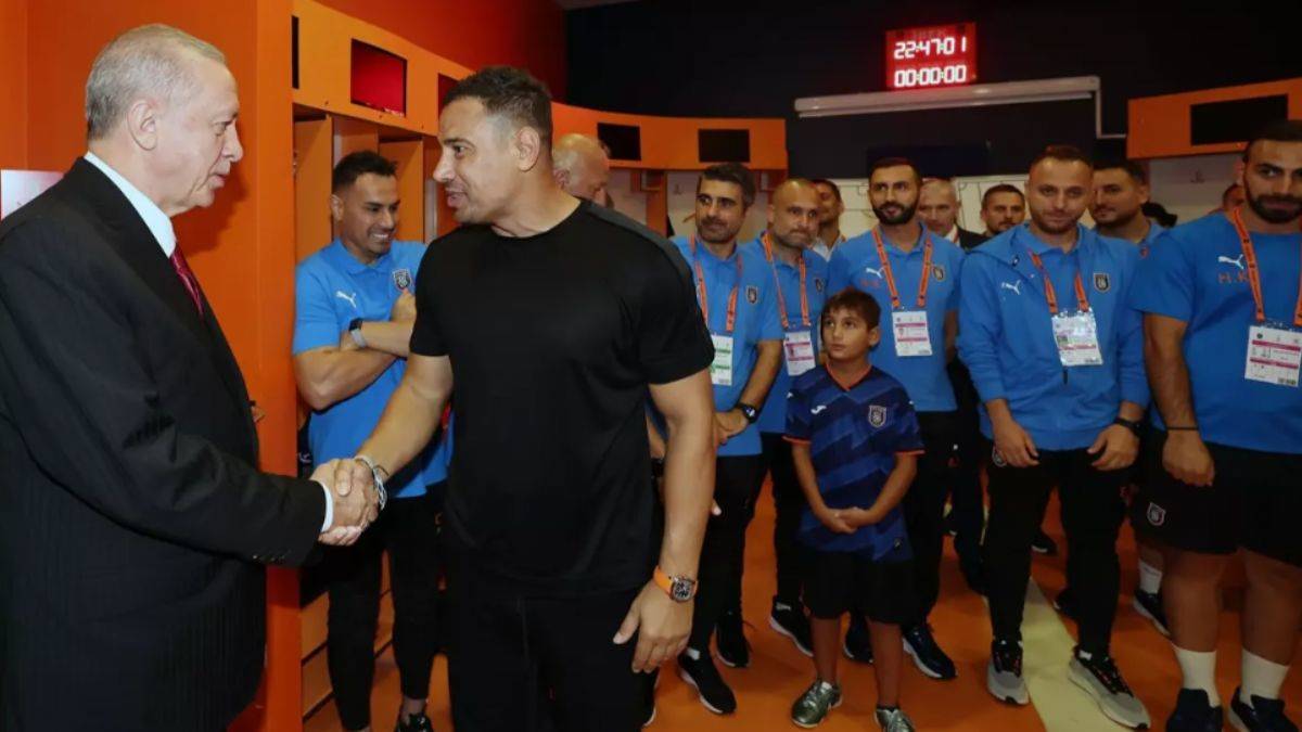 Erdoğan soyunma odasına indi, alkışlarla karşılandı