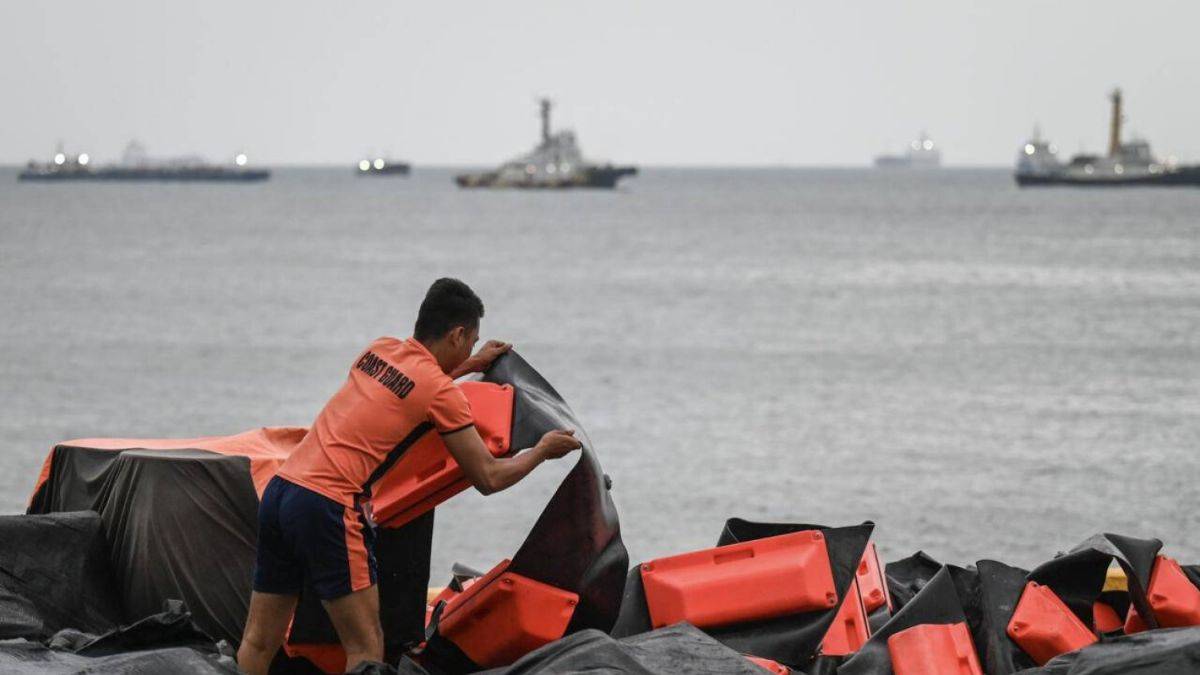 Filipinler'de petrol sızıntısını engelleme çalışmaları sürüyor