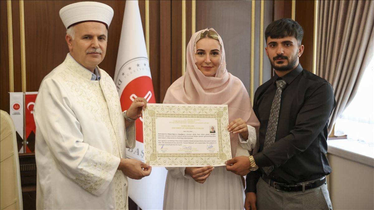 İngiliz Emily Müslüman olarak Emine ismini aldı