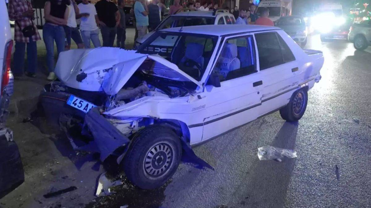 Manisa'da 4 aracın karıştığı kaza