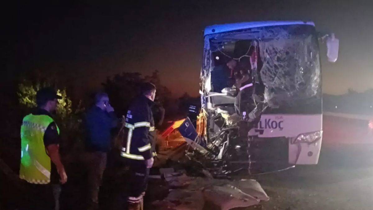 Yolcu otobüsüyle kamyon çarpıştı
