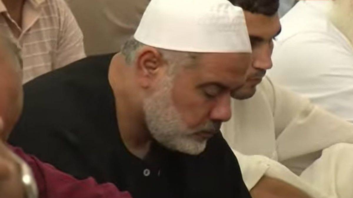 Hamas lideri Haniye Kur'an okurken...