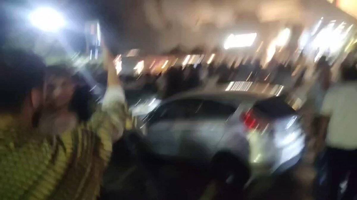 Batman'da bir grup, Starbucks'ta oturan vatandaşlara saldırdı