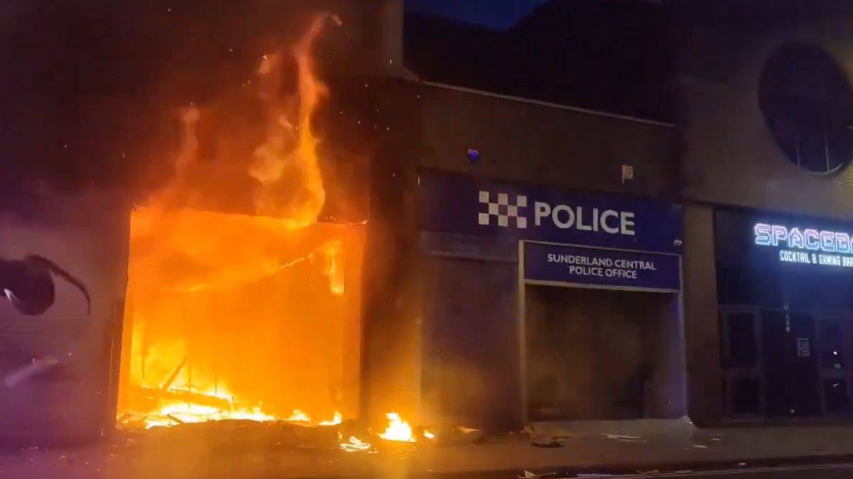 Irkçı gruplar ortalığı karıştırdı; İngiliz polisi şaşkın