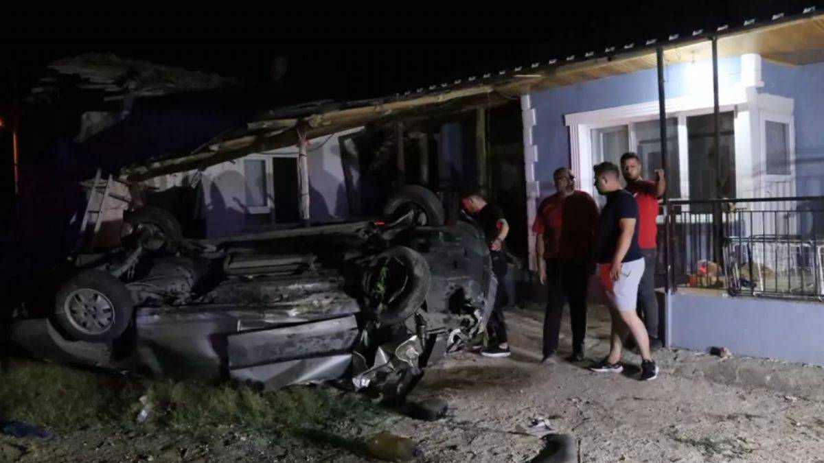Kaza sonucu evin çatısına savrulan kişi hayatını kaybetti
