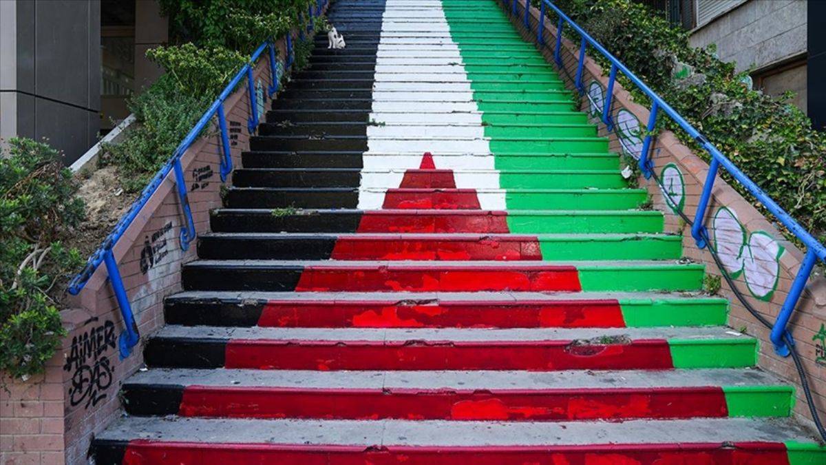 Cihangir merdivenlerindeki Filistin bayrağına belediyeden müdahale