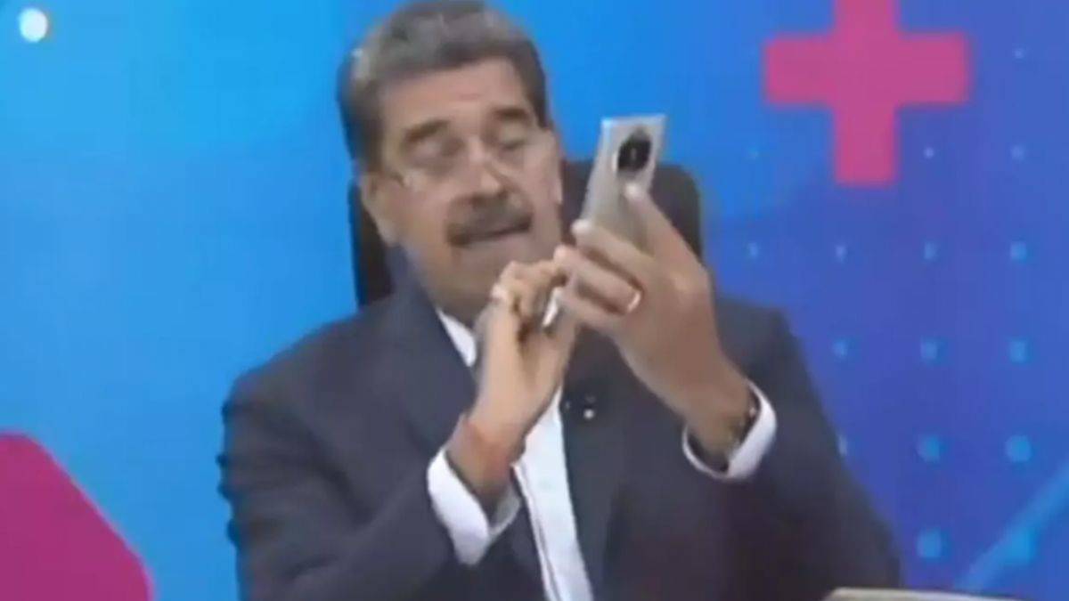 Canlı yayında telefonundan sildi!