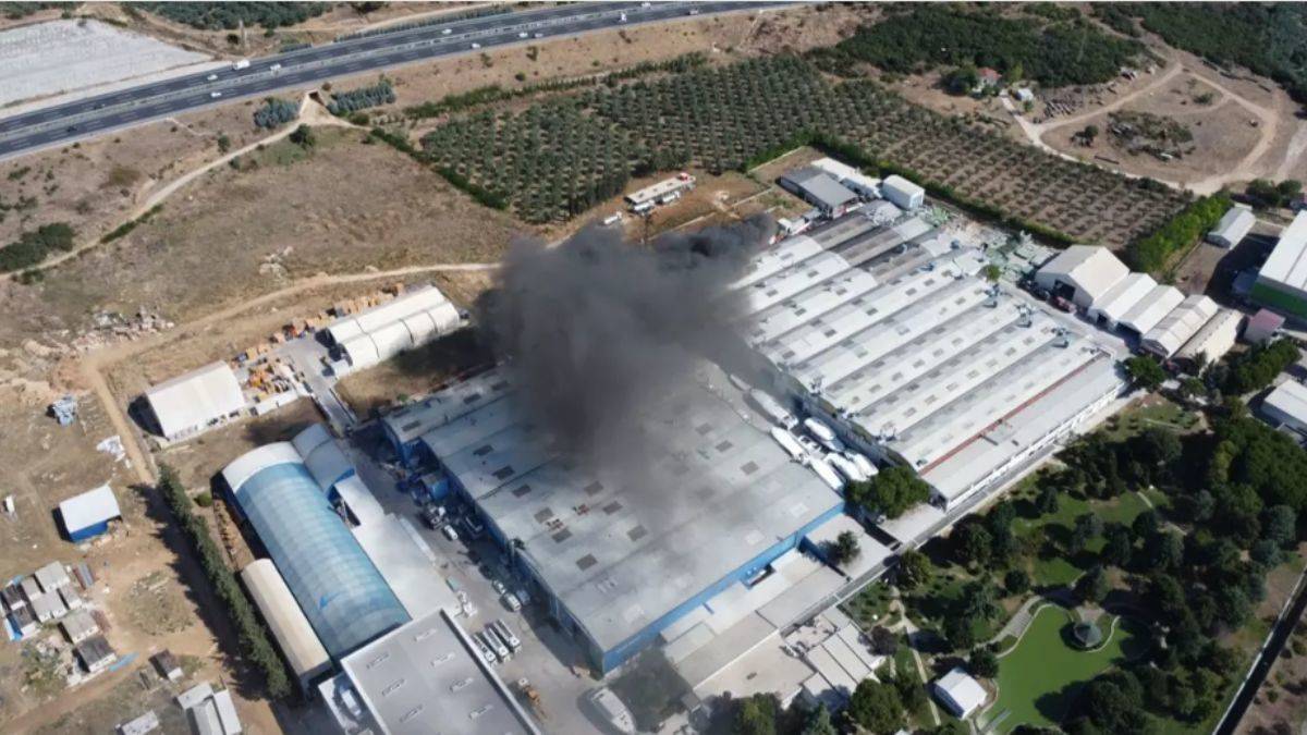 Yat üretim fabrikasında yangın