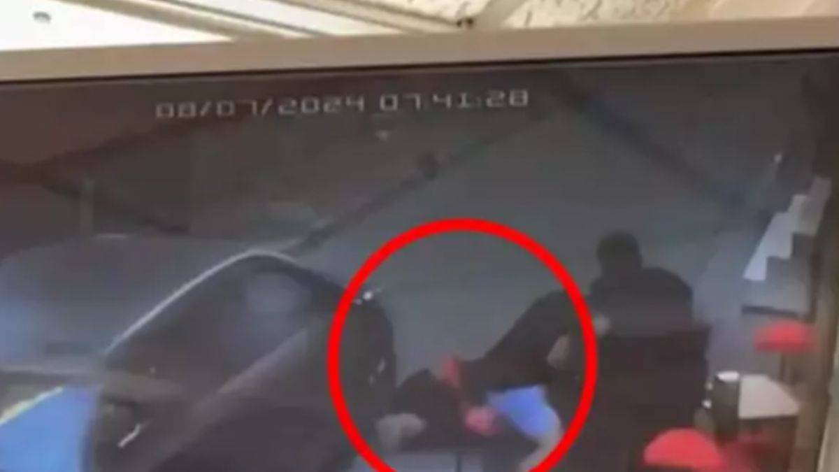 Fenalaşıp yere düştü, kafasının üstünden otomobil geçti