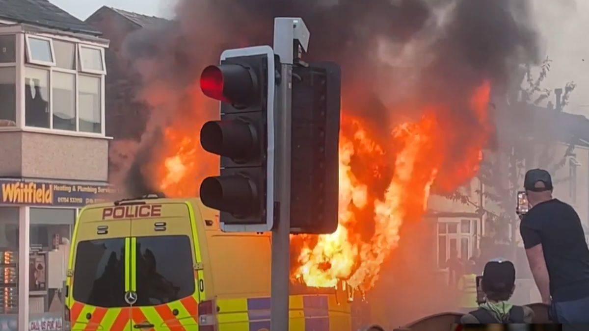 İngiltere'deki ırkçı saldırılarda 13 kişiye hapis cezası