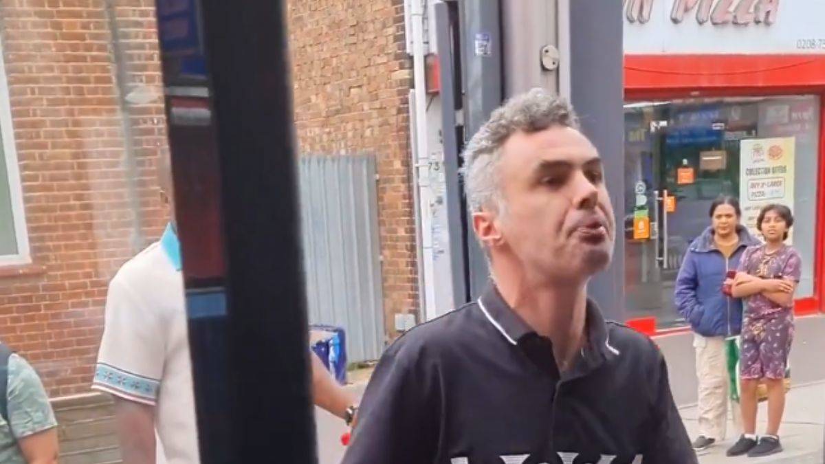 Otobüs şoförüne tükürüp Müslümanlara hakaret etti