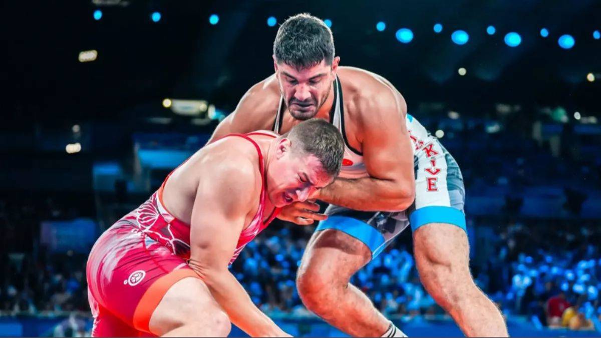 Milli güreşçi Taha Akgül yarı finalde