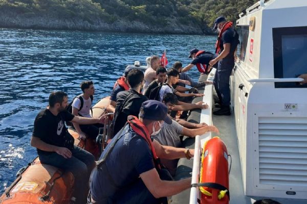 Muğla'da bir koyda 12'si çocuk 60 düzensiz göçmen yakalandı