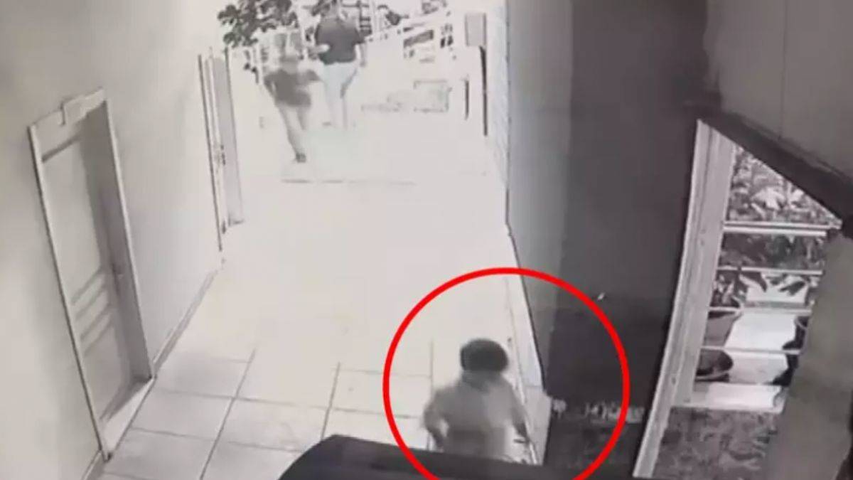 Kayıp oğlunu buldu, havaya kaldırıp yere fırlattı