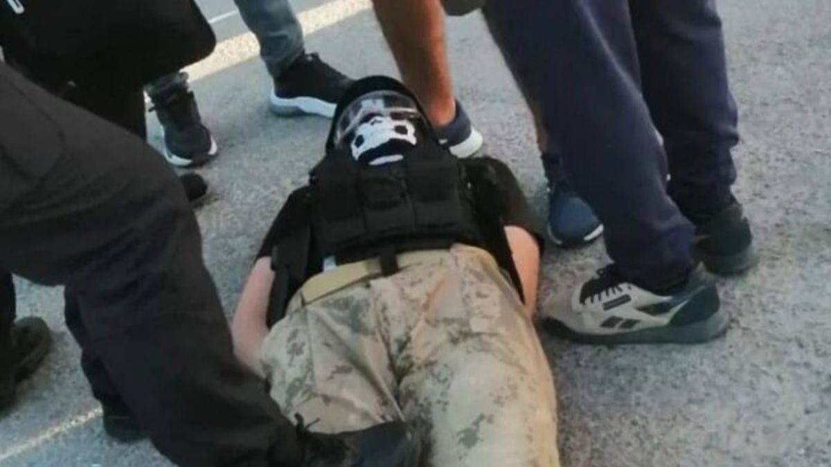 Eskişehir'de Nazi amblemli, gamalı haçlı saldırgan camiden çıkanlara saldırdı