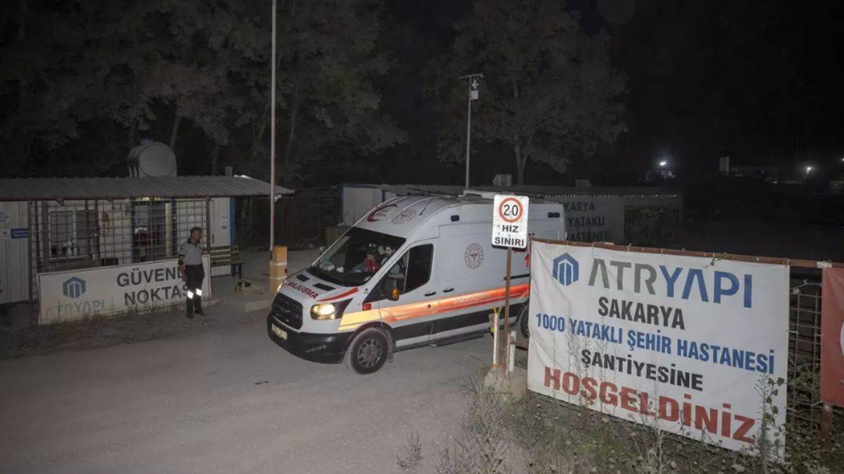 Prefabriğin metal tavanı çöktü, 15 işçi yaralandı!