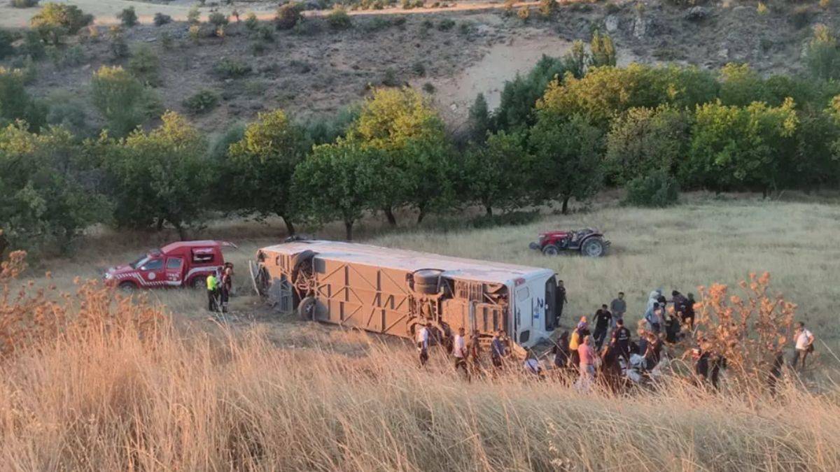 Malatya'da yolcu otobüsü şarampole devrildi!
