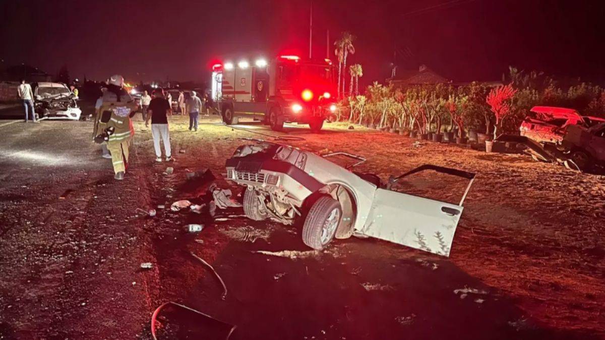 İzmir'deki kazada araç ikiye bölündü